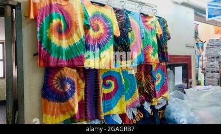 T-shirts colorés Pratunam Market Bangkok Thaïlande Banque D'Images