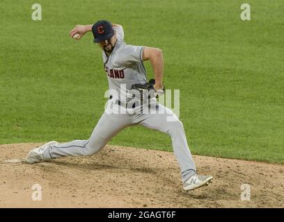 Chicago, États-Unis. 31 juillet 2021. Le pichet de secours des Cleveland Indians Nick Sandlin (52) se lance contre le Chicago White Sox pendant le sixième repas au champ de tarif garanti à Chicago le vendredi 30 juillet 2021. Photo par Mark Black/UPI crédit: UPI/Alay Live News Banque D'Images