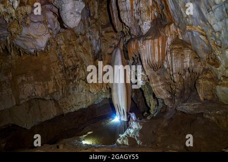 Belle grotte sombre dans le village de pu Luong au nord du Vietnam Banque D'Images