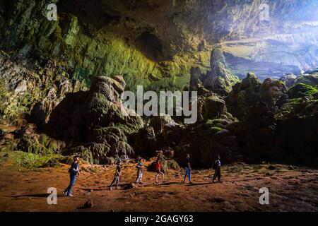 Belle grotte sombre dans le village de pu Luong au nord du Vietnam Banque D'Images