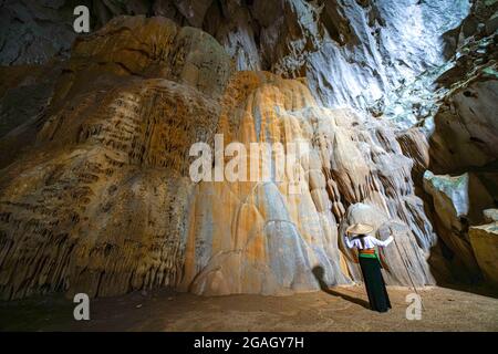 Belle grotte sombre dans le village de pu Luong au nord du Vietnam Banque D'Images