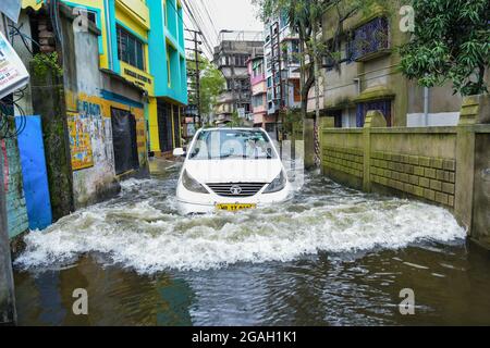 Kolkata, Inde. 30 juillet 2021. Une voiture a été vue en planant à travers une route engorgé au cours des séquelles. Kolkata a reçu la plus grosse baisse de la saison causée par un système de basse pression au-dessus du Bangladesh et du Bengale occidental. (Photo par Avijit Ghosh/SOPA Images/Sipa USA) crédit: SIPA USA/Alay Live News Banque D'Images