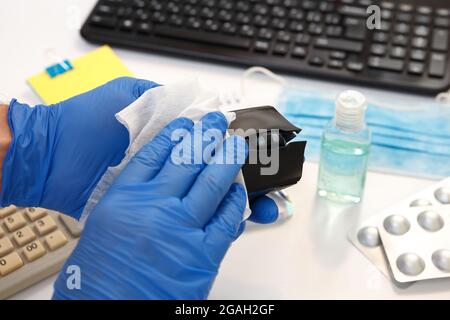 Espace de bureau essuyant le virus corona nettoyage et désinfection de votre espace de travail. Lingettes désinfectantes pour essuyer la surface du clavier, de la souris au bureau. Banque D'Images