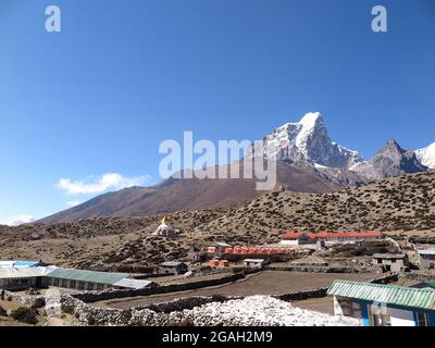 Vue sur le Mont Taboche enneigé depuis le village de Dingboche, parc national de Sagarmatha, Népal Banque D'Images