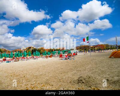 Plage déserte à Platamona sur la côte ouest de la Sardaigne, île de Sardaigne, province de Sassari, Italie, Europe Banque D'Images