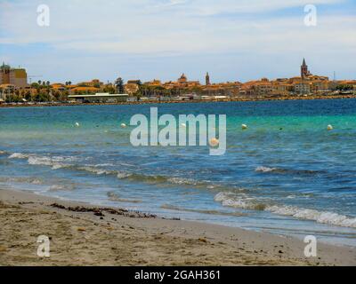 Vue panoramique d'Alghero depuis la plage déserte de Platamona sur la côte ouest de la Sardaigne, île de Sardaigne, province de Sassari, Italie, Europe Banque D'Images