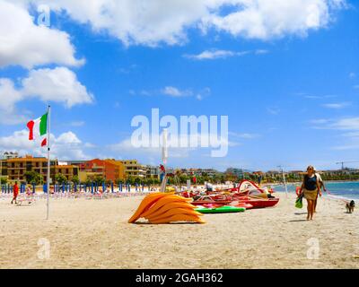 Plage déserte à Platamona sur la côte ouest de la Sardaigne, île de Sardaigne, province de Sassari, Italie, Europe Banque D'Images