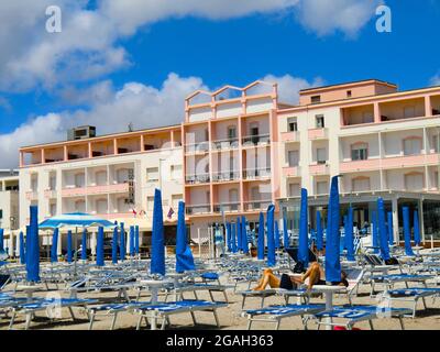 Hôtel à Platamona en face de la plage sur la côte ouest de la Sardaigne, île de Sardaigne, province de Sassari, Italie, Europe Banque D'Images