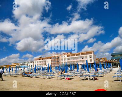 Hôtel à Platamona en face de la plage sur la côte ouest de la Sardaigne, île de Sardaigne, province de Sassari, Italie, Europe Banque D'Images