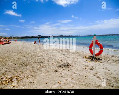 Plage déserte à Platamona sur la côte ouest de la Sardaigne, île de Sardaigne, province de Sassari, Italie, Europe Banque D'Images