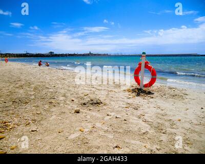 Plage déserte à Platamona sur la côte ouest de la Sardaigne, île de Sardaigne, province de Sassari, Italie, Europe Banque D'Images