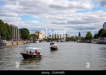 Location de bateaux électriques sur la rivière aura à Turku, Finlande Banque D'Images