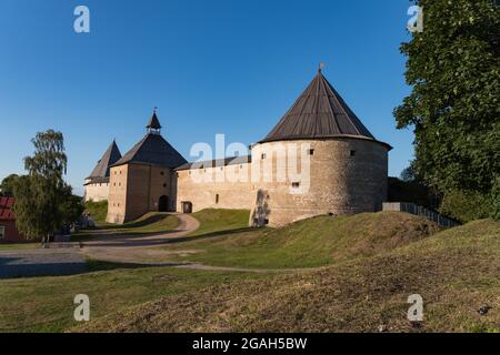 Gate Tower et Klimentovskaya clocher de l'ancienne forteresse médiévale Ladoga en Russie Banque D'Images