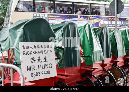 Hong Kong, Chine. 27 octobre 2018. Personnes dans un bus regardant les voitures de rickshaws vintage à vendre à l'île Cheung Chau. (Photo par Andriy Andriyenko/SOPA Images/Sipa USA) crédit: SIPA USA/Alay Live News Banque D'Images