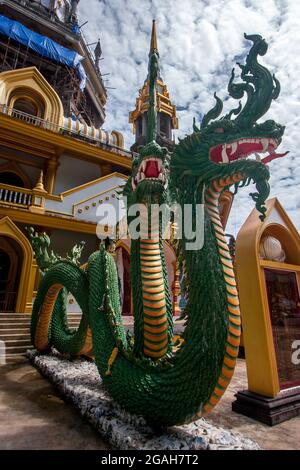 Deux grands dragons chinois à l'entrée du temple bouddhiste Tiger Cave dans la province de Krabi, en Thaïlande. Les dragons ont un long corps vert et un b jaune Banque D'Images