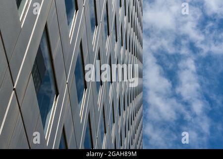 Image abstraite détaillée d'un immeuble de bureaux moderne dans un ciel légèrement nuageux à Shinjuku, Tokyo, Japon Banque D'Images