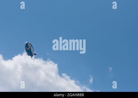 Le navire MetLife Snoopy Zeppelin ou Blimp survolant Tokyo, Japon. Banque D'Images