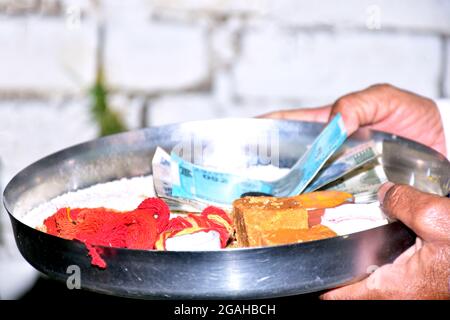 Belle assiette pour de beaux rituels et cérémonies de mariage indiens. Culture indienne. Mariage hindou. Banque D'Images