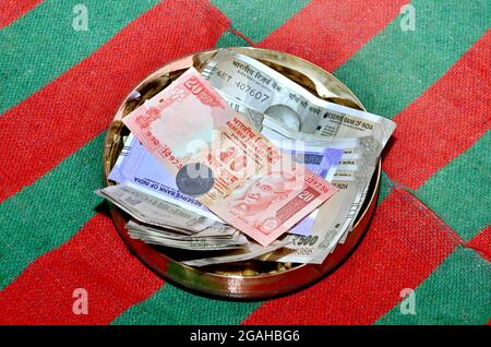 Donner de l'argent à Shagun en rituel lors d'un mariage hindou en inde Banque D'Images