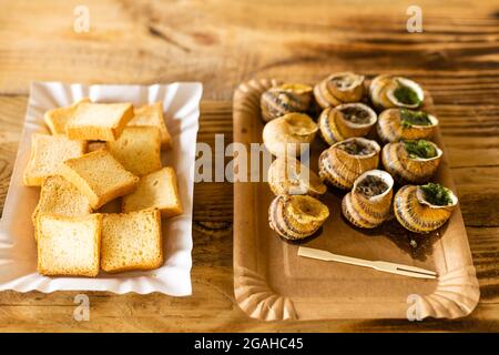 Escargots de Bourgogne - Bourgogne avec fromage bleu sur une assiette. Banque D'Images