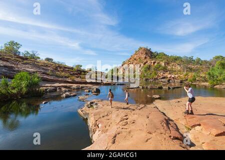 Jeunes femmes touristes à Bell gorge, une destination renommée dans la région de Kimberley, Gibb River Road, Australie occidentale, Australie occidentale, Australie Banque D'Images