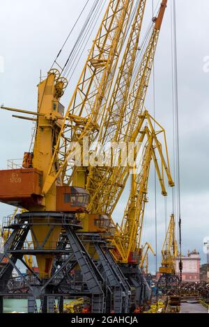 Odessa, Ukraine - 13 octobre 2016 : grues à conteneurs dans le terminal de port de cargaison, grues de cargaison sans travail dans un port de port vide. Une crise. Par défaut Banque D'Images