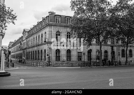 Photo en niveaux de gris d'un bâtiment d'époque du ministère parisien de l'outre-mer Banque D'Images