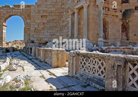 Vue le long d'une rue en ruines dans l'ancienne ville romaine de Leptis Magna, partie du Décaméron, dans le nord de la Libye. Banque D'Images