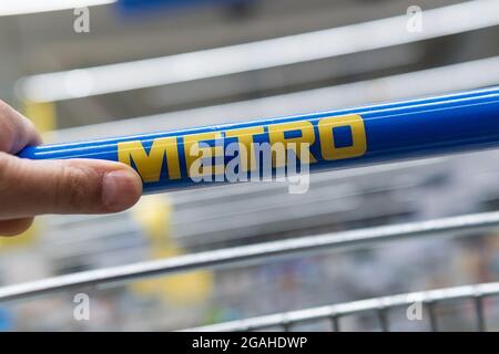 Tyumen, Russie-juin 08, 2021: Logo du panier Metro, d'un supermarché. Metro espèces et bagages Banque D'Images