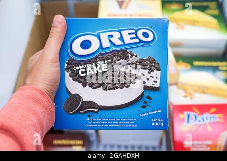 Tyumen, Russie-08 juin 2021 : gros plan des biscuits Oreo et du logo du gâteau à la crème. Banque D'Images