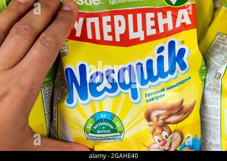 Tyumen, Russie-juin 08, 2021: Chocolat NESQUIK. Nequik est la propriété de la société suisse Nestlé. Banque D'Images