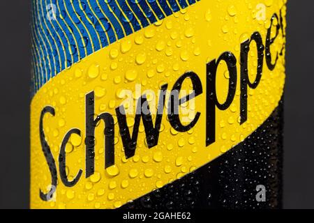 Tyumen, Russie-25 mai 2021: Dépôt d'eau à proximité Schweppes soda CAN. Banque D'Images