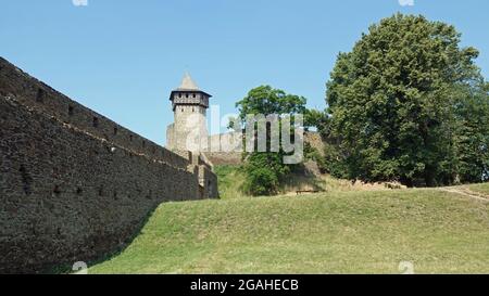 Vue sur les fortifications avec la tour du château helfstyn en république tchèque. Banque D'Images