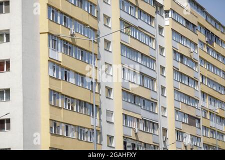 Bucarest, Roumanie - 23 juillet 2021 : bloc d'appartements de l'ère communiste. Banque D'Images