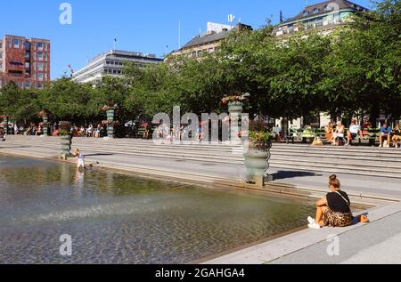 Stockholm, Suède - 29 juillet 2021 : vue sur le parc Kungstradgarden du centre-ville de Stockholm avec les gens qui apprécient l'été. Banque D'Images