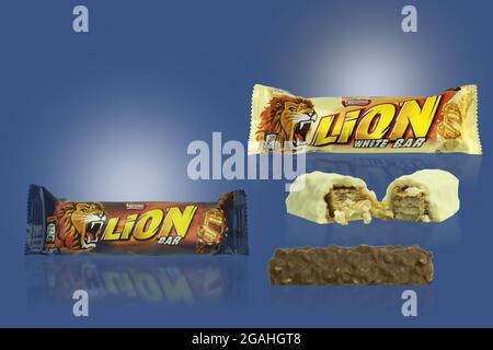 Pologne, Varsovie - 24 juin 2021 : barre de chocolat au lion sur fond noir. Arrière-plan sombre avec espace de copie. Lion de chocolat délicieux et énergique Banque D'Images