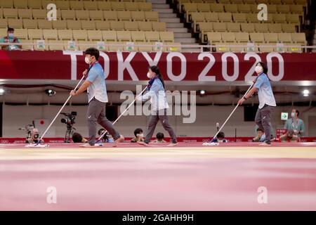 Tokio, Japon. 31 juillet 2021. Judo: Jeux olympiques, préliminaire, équipe, mixte. Les employés doivent nettoyer le sol avant les combats. Credit: Friso Gentsch/dpa/Alay Live News Banque D'Images