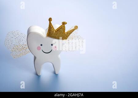 Journée nationale de la fête des Tooth. Fée dentaire pour enfants. Jolie dent avec des ailes, une couronne. Banque D'Images