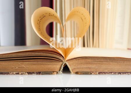 Journée nationale des amoureux du livre. Août 9. Le livre s'ouvre, et la page de livre se déroule dans le coeur Banque D'Images