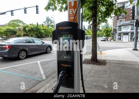 Bellevue, WA États-Unis - vers juin 2021: Centre sélectif d'une station de charge de véhicule électrique de point de charge dans le centre-ville. Banque D'Images