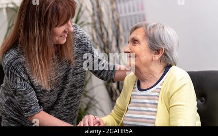 Portrait de la vieille mère soutenu par sa fille Banque D'Images