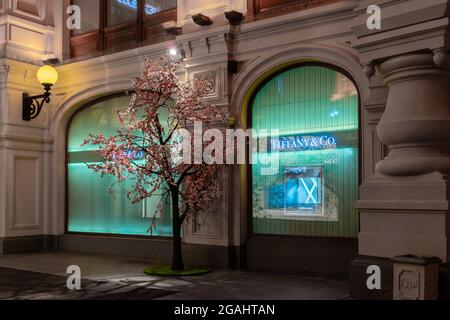 La fenêtre du magasin Tiffany & Co est illuminée la nuit, LE grand magasin GUM, Moscou, Russie Banque D'Images