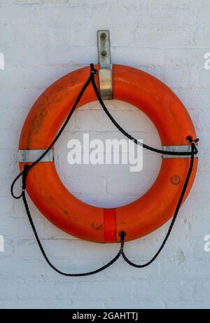 perrybouée, ceinture de sauvetage orange, ceinture d'urgence, bouée de sauvetage orange, ceinture de sauvetage en plastique orange perrybouée, équipement d'urgence, lifering sur le qiayside Banque D'Images