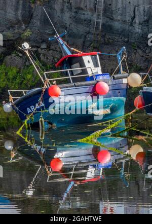 petit bateau de pêche, bateau de pêche côtière, chalutier côtière, réflexions de bateau, bateau de pêche à marée basse, petit chalutier ou bateau de pêche à marée haute et sèche. Banque D'Images