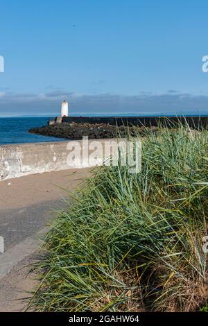 entrée dans le port avec phare à girvan à ayrshire, écosse, royaume-uni, phare, port de girvan, entrée au port girvan scottish, tourisme, sites Banque D'Images