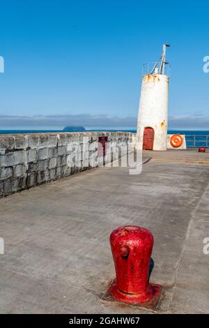 entrée dans le port avec phare à girvan à ayrshire, écosse, royaume-uni, phare, port de girvan, entrée au port girvan scottish, tourisme, sites Banque D'Images