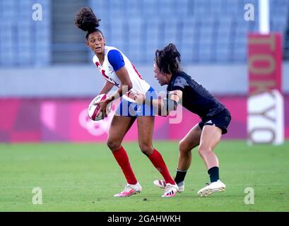 La française Anne-Cecile Ciofani (à gauche) est combattue par Portia Woodman de Nouvelle-Zélande lors du match de la Médaille d'or des femmes Sevens au stade de Tokyo, le huitième jour des Jeux Olympiques de Tokyo en 2020 au Japon. Date de la photo: Samedi 31 juillet 2021. Banque D'Images