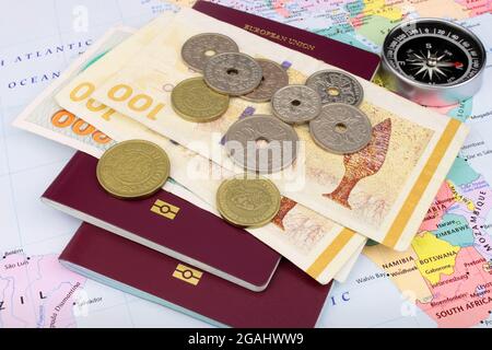 Passeports de l'UE avec Kroner danois, une carte et une boussole symbolisant Voyage monde. Banque D'Images