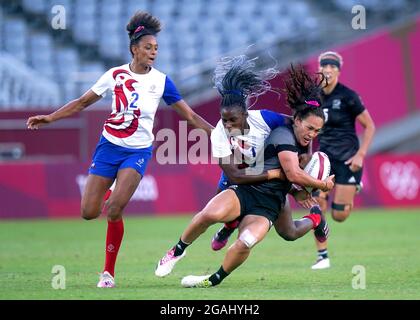 Portia Woodman, en Nouvelle-Zélande, est attaquée par Seraphine Okemba, en France, lors du match de la Médaille d'or des femmes Sevens au stade de Tokyo, le huitième jour des Jeux Olympiques de Tokyo en 2020 au Japon. Date de la photo: Samedi 31 juillet 2021. Banque D'Images