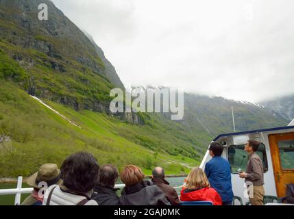 Naeroyfjord, Gudvangen, Norvège - 5 mai 2017 : touristes profitant de la vue magnifique sur les montagnes et le paysage environnants, tandis que cruisin Banque D'Images